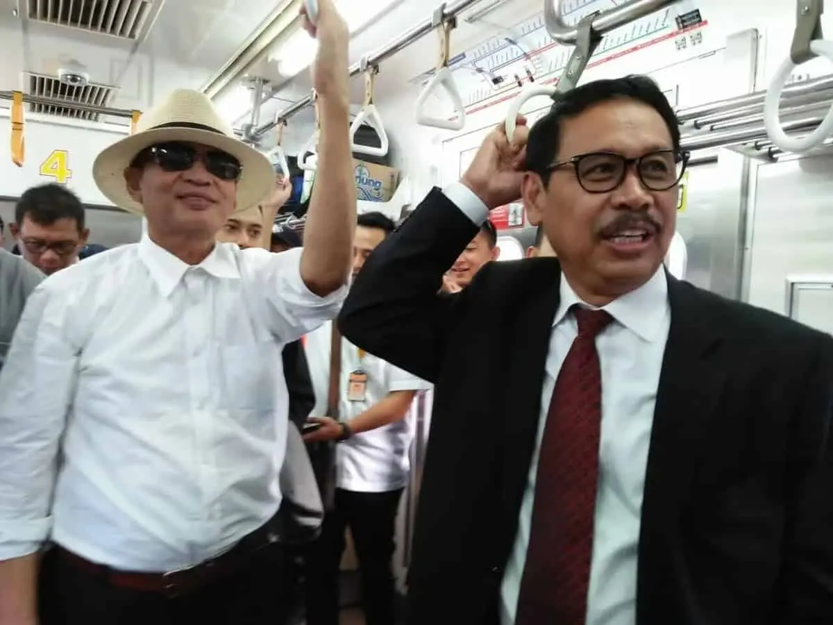 Heboh Bersama Masyarakat, Gubernur Banten Desak-desakan Naik KRL