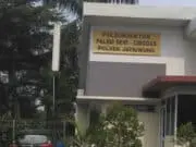 Kapolsub Sektor Palem Semi, Aiptu Purwanto Pasang Spanduk Dirgahayu Bhayangkara ke-72 Kapolsub Sektor Palem Semi, Aiptu Purwanto Pasang Spanduk Dirgahayu Bhayangkara ke-72