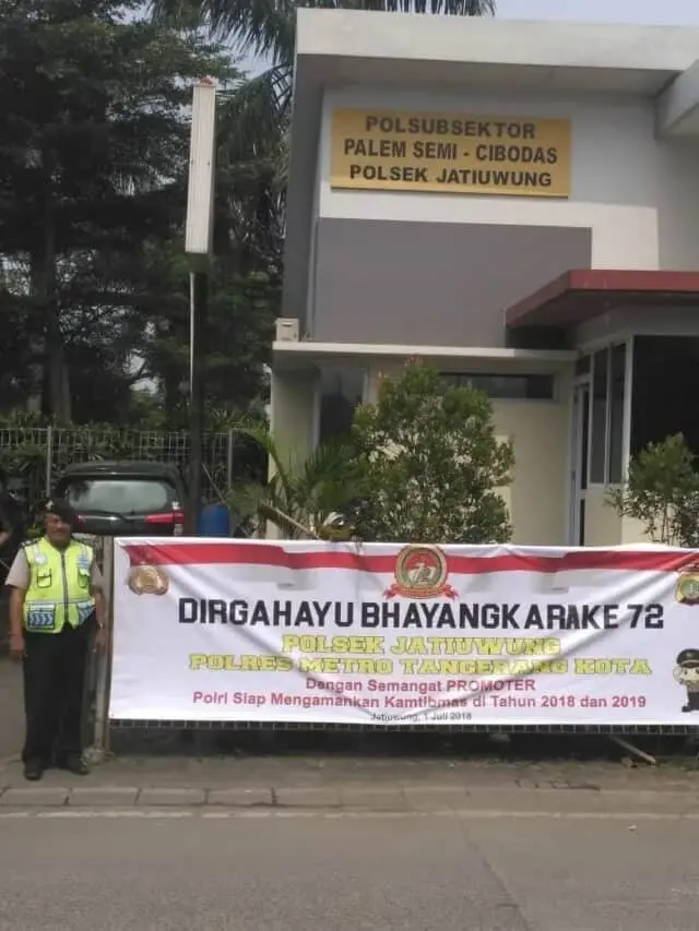 Kapolsub Sektor Palem Semi, Aiptu Purwanto Pasang Spanduk Dirgahayu Bhayangkara ke-72 Kapolsub Sektor Palem Semi, Aiptu Purwanto Pasang Spanduk Dirgahayu Bhayangkara ke-72