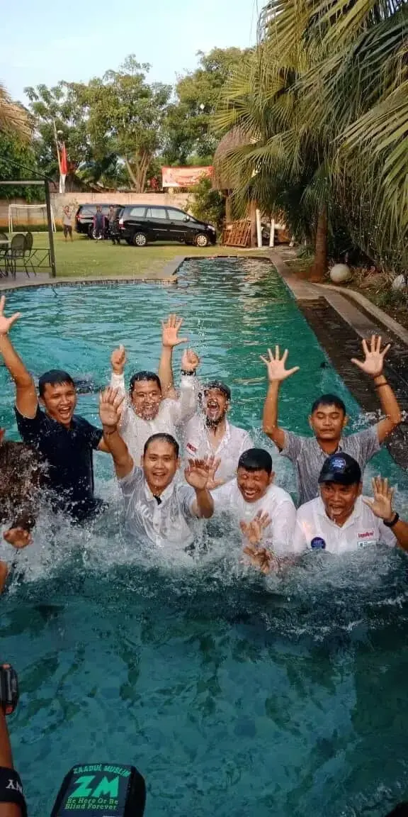 Menang Lawan Kolom Kosong, Pasangan Petahana Arief-Sachrudin "Nyemplung" ke Kolam Renang Menang Lawan Kolom Kosong, Pasangan Petahana Arief-Sachrudin "Nyemplung" ke Kolam Renang