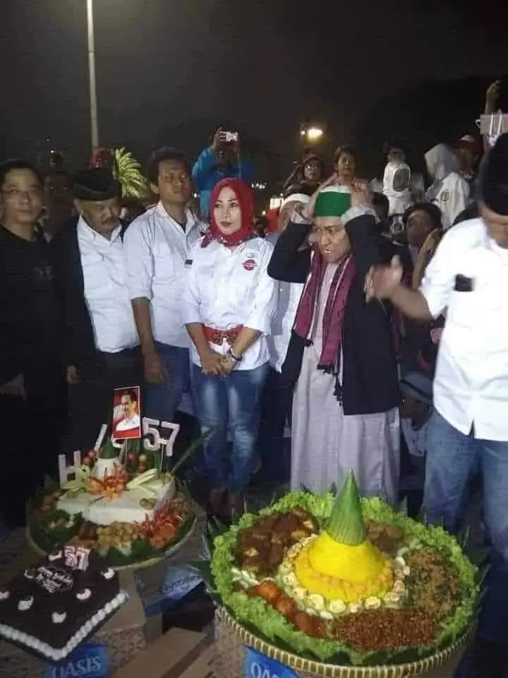 Tengah Malam di Depan Istana, Presiden Jokowi Dapat Ucapan Selamat Ulang Tahun dari Relawan Tengah Malam di Depan Istana, Presiden Jokowi Dapat Ucapan Selamat Ulang Tahun dari Relawan