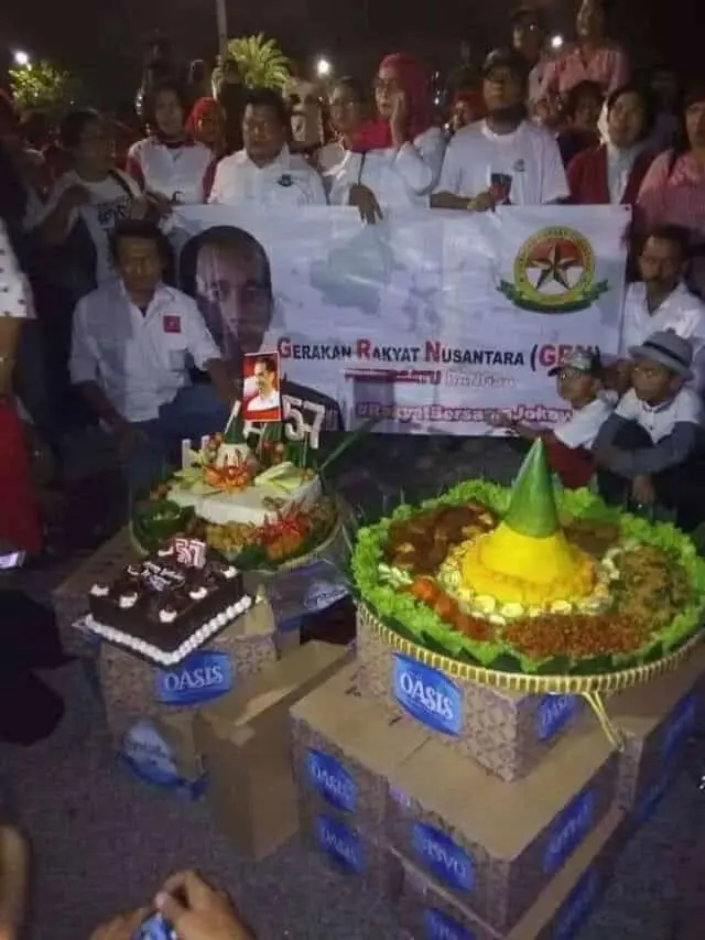 Tengah Malam di Depan Istana, Presiden Jokowi Dapat Ucapan Selamat Ulang Tahun dari Relawan Tengah Malam di Depan Istana, Presiden Jokowi Dapat Ucapan Selamat Ulang Tahun dari Relawan