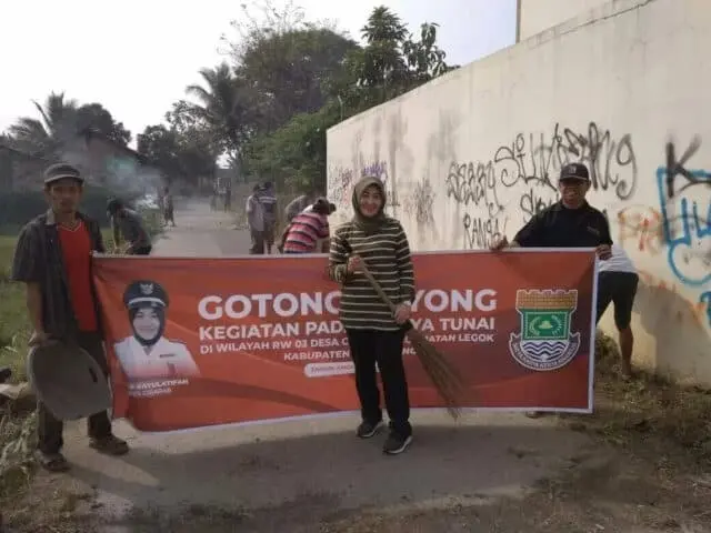 Jalin Kebersamaan, Kepala Desa Cirarab Gelar Bacakan Usai Kerja Bakti Jalin Kebersamaan, Kepala Desa Cirarab Gelar Bacakan Usai Kerja Bakti