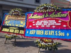 Inginkan Perubahan, Warga Kirim Karangan Bungan Ucapan Selamat ke Kediaman Syafrudin
