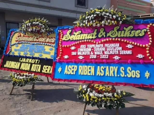 Inginkan Perubahan, Warga Kirim Karangan Bungan Ucapan Selamat ke Kediaman Syafrudin Inginkan Perubahan, Warga Kirim Karangan Bungan Ucapan Selamat ke Kediaman Syafrudin