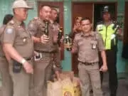 Satpol PP Grebek Kios Miras, Pemilik Langsung Diajukan ke Sidang Tipiring Satpol PP Grebek Kios Miras, Pemilik Langsung Diajukan ke Sidang Tipiring