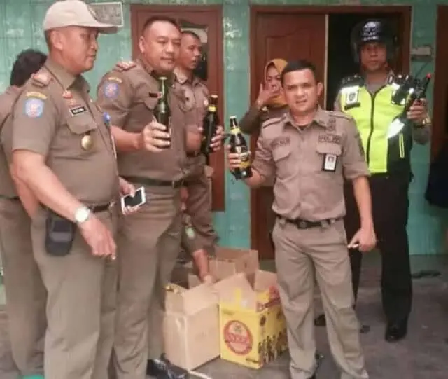 Satpol PP Grebek Kios Miras, Pemilik Langsung Diajukan ke Sidang Tipiring Satpol PP Grebek Kios Miras, Pemilik Langsung Diajukan ke Sidang Tipiring