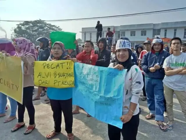 Tuntut Lowongan Kerja, Warga Desa Kareo Geruduk PT Kenda Rubber Indonesia Tuntut Lowongan Kerja, Warga Desa Kareo Geruduk PT Kenda Rubber Indonesia