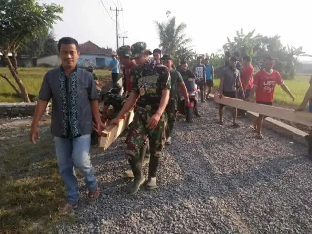 TMMD ke-102 Kodim 0510/Trs Bangkitkan Solidaritas Warga Desa Bojong Loa TMMD ke-102 Kodim 0510/Trs Bangkitkan Solidaritas Warga Desa Bojong Loa