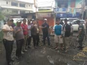 Saluran Air Macet, Warga Secara Swadaya Bangun Selokan Jalan Raya Binong Saluran Air Macet, Warga Secara Swadaya Bangun Selokan Jalan Raya Binong