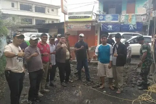Saluran Air Macet, Warga Secara Swadaya Bangun Selokan Jalan Raya Binong Saluran Air Macet, Warga Secara Swadaya Bangun Selokan Jalan Raya Binong