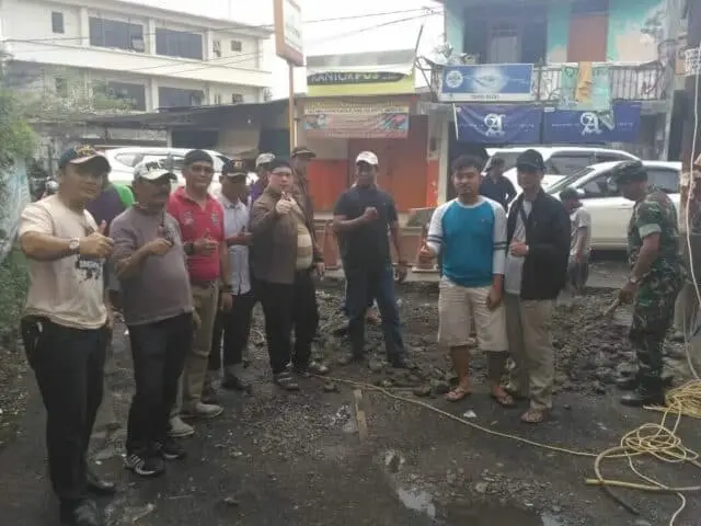 Saluran Air Macet, Warga Secara Swadaya Bangun Selokan Jalan Raya Binong Saluran Air Macet, Warga Secara Swadaya Bangun Selokan Jalan Raya Binong