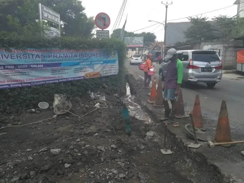 Saluran Air Macet, Warga Secara Swadaya Bangun Selokan Jalan Raya Binong Saluran Air Macet, Warga Secara Swadaya Bangun Selokan Jalan Raya Binong