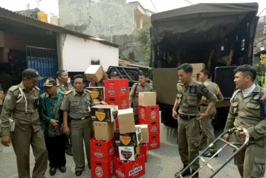Tim Tipiring Grebek Gudang Miras, 6912 Botol dan Dua Jerigen Disita Tim Tipiring Grebek Gudang Miras, 6912 Botol dan Dua Jerigen Disita