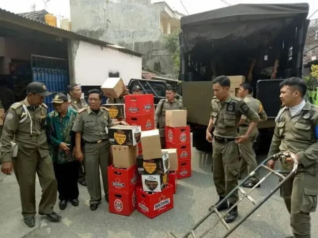 Tim Tipiring Grebek Gudang Miras, 6912 Botol dan Dua Jerigen Disita Tim Tipiring Grebek Gudang Miras, 6912 Botol dan Dua Jerigen Disita