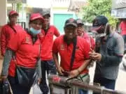 Menangkal Demam Berdarah, Kader, Simpatisan, dan Caleg PDI Perjuangan Surani Lakukan Penyemprotan nyamuk Menangkal Demam Berdarah, Kader, Simpatisan, dan Caleg PDI Perjuangan Surani Lakukan Penyemprotan nyamuk
