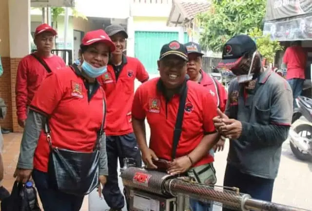 Menangkal Demam Berdarah, Kader, Simpatisan, dan Caleg PDI Perjuangan Surani Lakukan Penyemprotan nyamuk Menangkal Demam Berdarah, Kader, Simpatisan, dan Caleg PDI Perjuangan Surani Lakukan Penyemprotan nyamuk