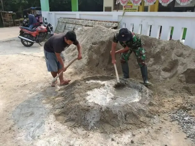 Bersama Masyarakat Satgas TMMD Ke - 102 Renovasi Balai Desa Bersama Masyarakat Satgas TMMD Ke - 102 Renovasi Balai Desa