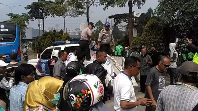 Mengaku Tak Melihat, Sopir Bus Transjakarta Tabrak Pedagang Kopi Keliling Mengaku Tak Melihat, Sopir Bus Transjakarta Tabrak Pedagang Kopi Keliling