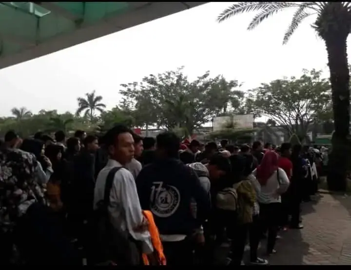 Peminat Membludak pada penyelenggara Job Fair di Mal Metropolis kota Tangerang Peminat Membludak pada penyelenggara Job Fair di Mal Metropolis kota Tangerang