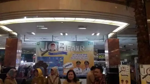Peminat Membludak pada penyelenggara Job Fair di Mal Metropolis kota Tangerang Peminat Membludak pada penyelenggara Job Fair di Mal Metropolis kota Tangerang