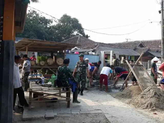 Satgas TMMD ke -102 Bersama Masyarakat Percepat Renovasi Balai Desa Bojong Loa Satgas TMMD ke -102 Bersama Masyarakat Percepat Renovasi Balai Desa Bojong Loa