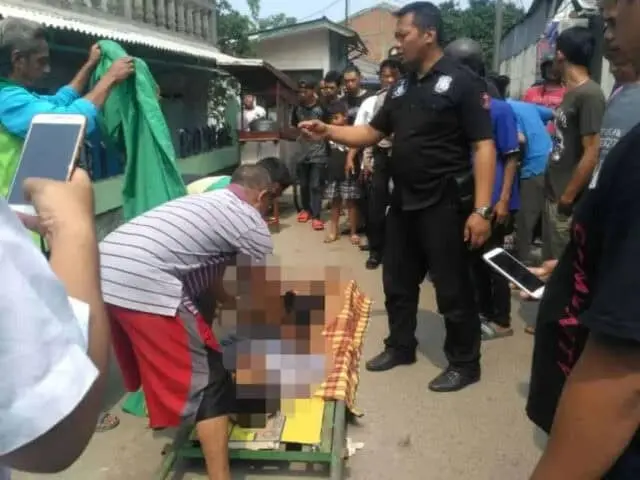 Polsek Karawaci Evakuasi Mayat Penjual Somay Yang Ditemukan Warga Cimone Jaya di Pinggir Jalan Polsek Karawaci Evakuasi Mayat Penjual Somay Yang Ditemukan Warga Cimone Jaya di Pinggir Jalan