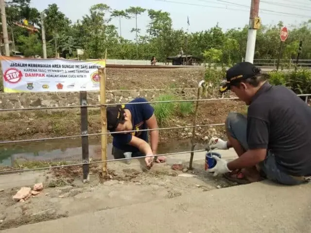 Jaga Sungai Tetap Bersih, Pemuda dan Aparatur Kelurahan Cisauk Pasang Pagar Kali Cicayur Jaga Sungai Tetap Bersih, Pemuda dan Aparatur Kelurahan Cisauk Pasang Pagar Kali Cicayur
