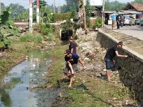 Jaga Sungai Tetap Bersih, Pemuda dan Aparatur Kelurahan Cisauk Pasang Pagar Kali Cicayur
