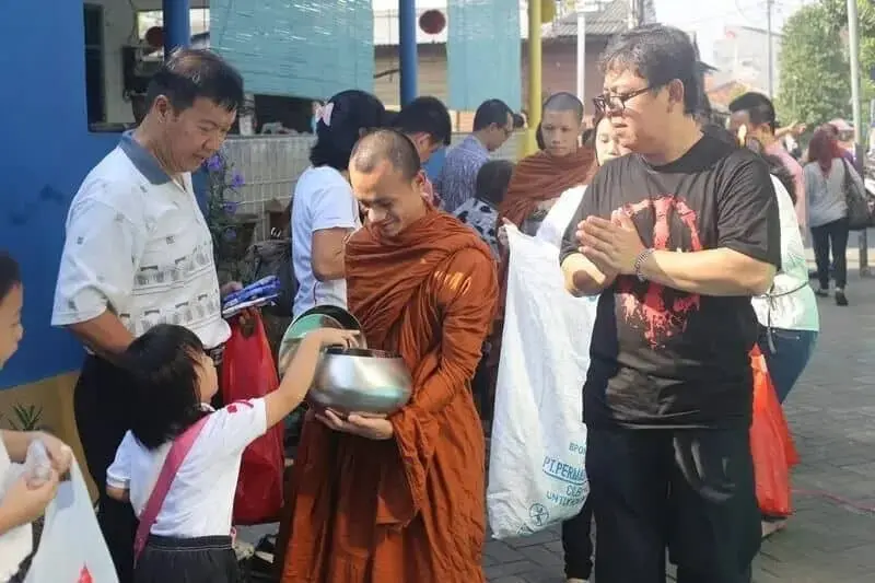 Umat Budha Bersama Calon Biksu Jalani Tradisi Pindapata di Gerendeng Pulo Umat Budha Bersama Calon Biksu Jalani Tradisi Pindapata di Gerendeng Pulo