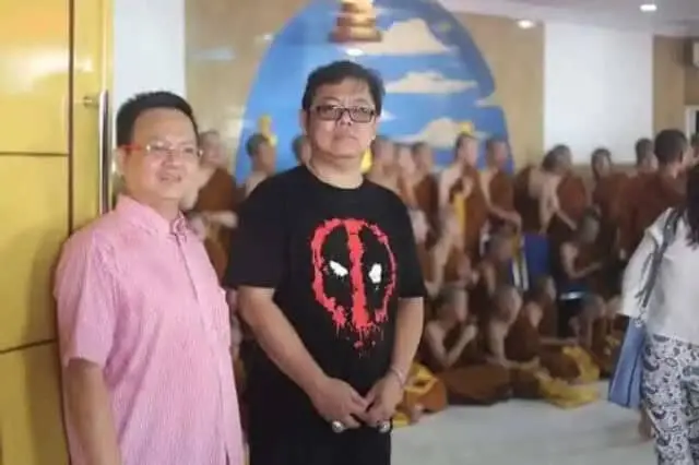 Umat Budha Bersama Calon Biksu Jalani Tradisi Pindapata di Gerendeng Pulo Umat Budha Bersama Calon Biksu Jalani Tradisi Pindapata di Gerendeng Pulo