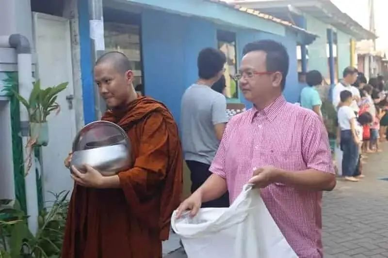 Umat Budha Bersama Calon Biksu Jalani Tradisi Pindapata di Gerendeng Pulo Umat Budha Bersama Calon Biksu Jalani Tradisi Pindapata di Gerendeng Pulo
