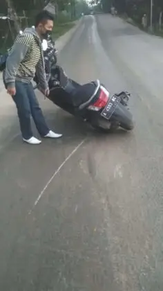 Kecelakaan Sering Terjadi di Jalan Raya Leuwidamar KM 08 Disebabkan Truk Mengangkut Pasir Basah