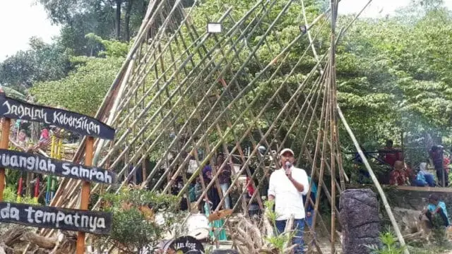 "Hilangnya Budaya Sebagai Identitas Daerah" "Hilangnya Budaya Sebagai Identitas Daerah"