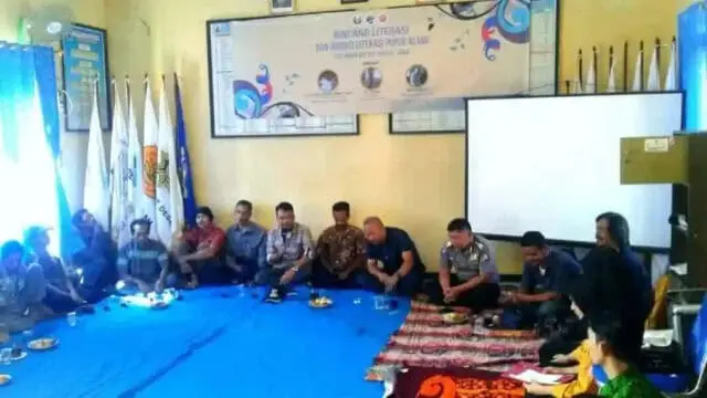 Kepala Desa Ciparasi Tularkan Virus Literasi Kepada Warga Desa Muaradua Kepala Desa Ciparasi Tularkan Virus Literasi Kepada Warga Desa Muaradua