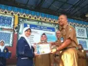 Jadi Pemimpin Upacara di SMPN 2 Rangkasbitung, Kepala Diskerpus Lebak Beri Penghargaan Kepada Zenia Evelyn Alamanda Jadi Pemimpin Upacara di SMN 2 Rangkasbitung, Kepala Diskerpus Lebak Beri Penghargaan Kepada Zenia Evelyn Alamanda
