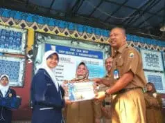 Jadi Pemimpin Upacara di SMPN 2 Rangkasbitung, Kepala Diskerpus Lebak Beri Penghargaan Kepada Zenia Evelyn Alamanda Jadi Pemimpin Upacara di SMPN 2 Rangkasbitung, Kepala Diskerpus Lebak Beri Penghargaan Kepada Zenia Evelyn Alamanda