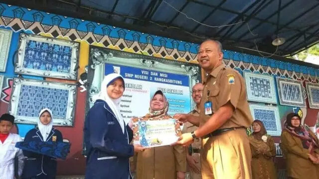 Jadi Pemimpin Upacara di SMN 2 Rangkasbitung, Kepala Diskerpus Lebak Beri Penghargaan Kepada Zenia Evelyn Alamanda Jadi Pemimpin Upacara di SMN 2 Rangkasbitung, Kepala Diskerpus Lebak Beri Penghargaan Kepada Zenia Evelyn Alamanda