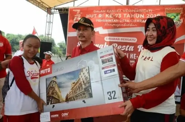 Sambut Kemeriahan Hari Kemerdekaan NKRI ke-73, Ribuan Warga Ikuti Gerak Jalan Sehat Desa Cirarab