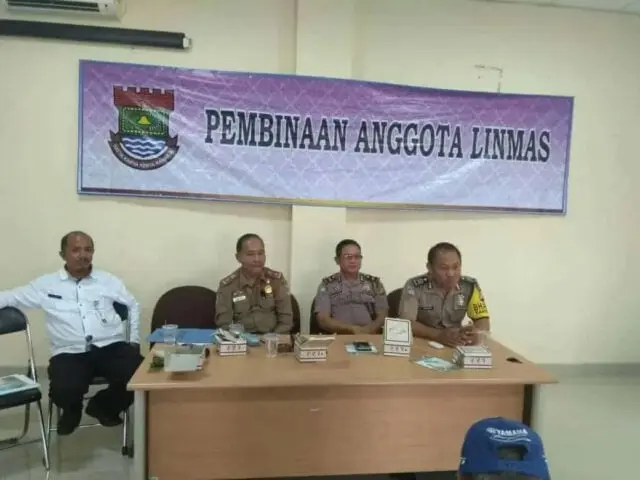 Berikan Pembinaan Anggota Linmas, Kanit Binmas Polsek Curug Iptu Ketut Darmika Sampaikan Pesan Kamtibmas Berikan Pembinaan Anggota Linmas, Kanit Binmas Polsek Curug Iptu Ketut Darmika Sampaikan Pesan Kamtibmas