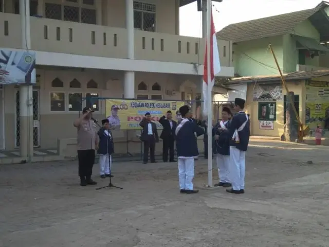 Sebagai Inspektur Upacara, Kapolsek Neglasari Menyampaikan Amanat Kapolda Metro Jaya Sebagai Inspektur Upacara, Kapolsek Neglasari Menyampaikan Amanat Kapolda Metro Jaya