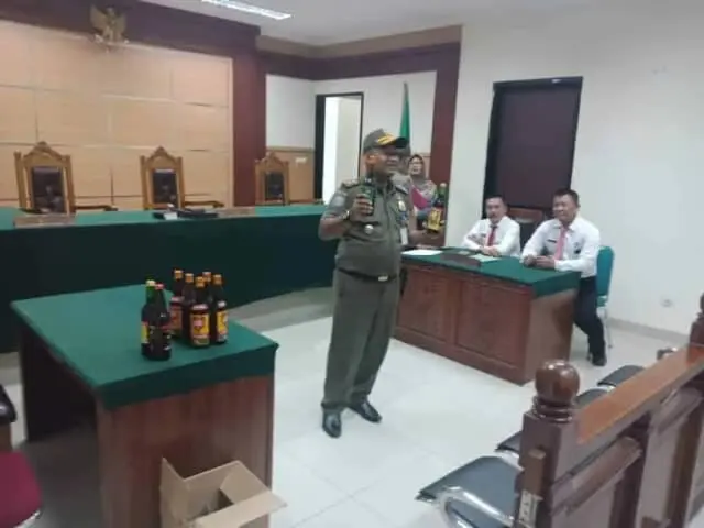 Proses Penindakan Cepat dan Tepat, Kalong Wewe Gakumda Ajukan Penjual Miras ke Pengadilan Proses Penindakan Cepat dan Tepat, Kalong Wewe Gakumda Ajukan Penjual Miras ke Pengadilan