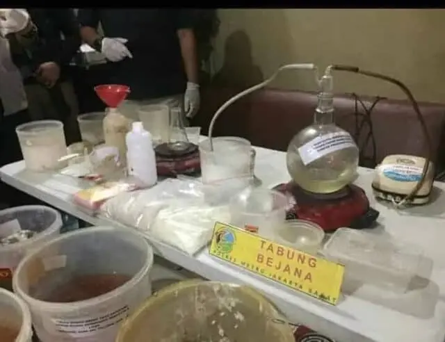 Polrestro Jakbar Grebek Pabrik Sabu Di Metland Cipondoh Kota Tangerang. Polrestro Jakbar Grebek Pabrik Sabu Di Metland Cipondoh Kota Tangerang.