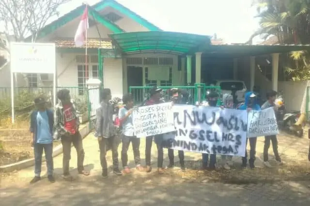 PENA Tangerang Selatan Geruduk Kantor Bawaslu PENA Tangerang Selatan Geruduk Kantor Bawaslu