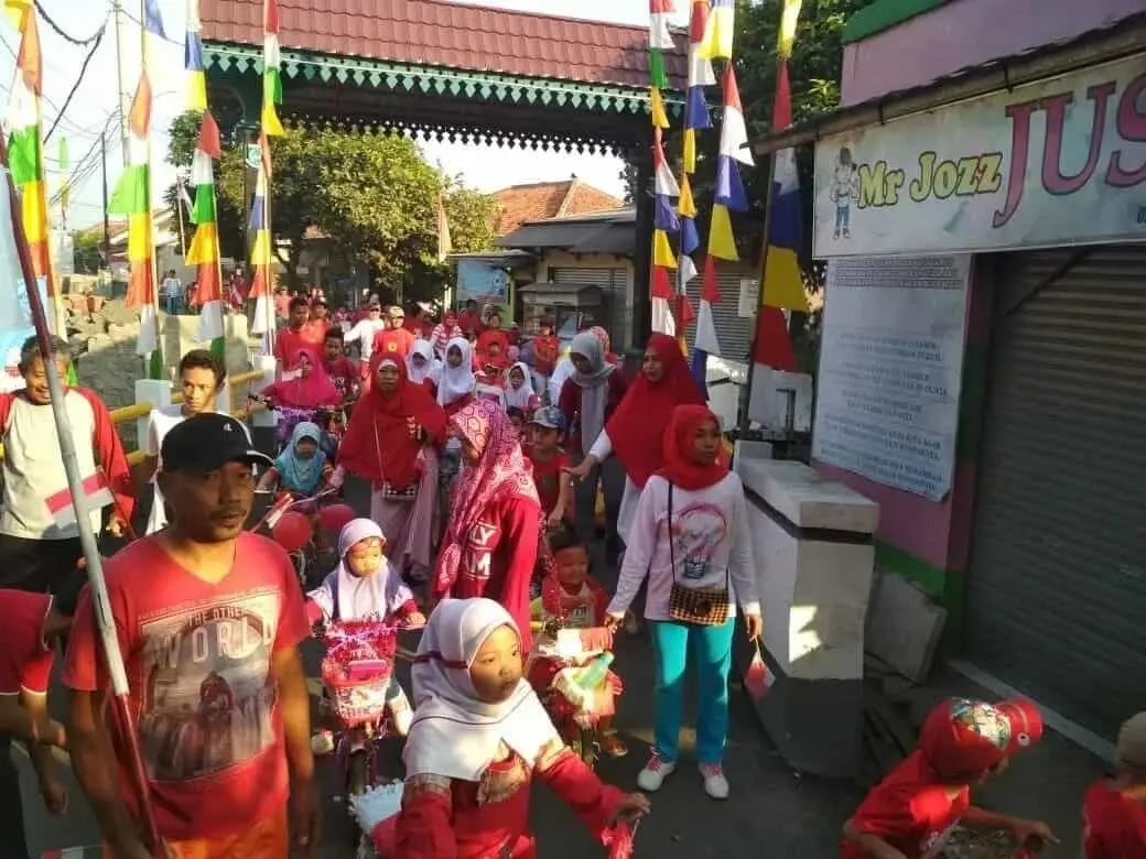Warga Graha Indah 2 Pamulang Meriahkan Hari Kemerdekaan Dengan Senam Poco Poco Warga Graha Indah 2 Pamulang Meriahkan Hari Kemerdekaan Dengan Senam Poco Poco