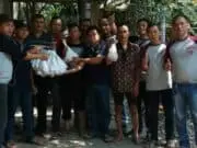 Jurnalis Tangerang Raya Bagikan Daging Qurban Kepada Warga Sekitar Jurnalis Tangerang Raya Bagikan Daging Qurban Kepada Warga Sekitar
