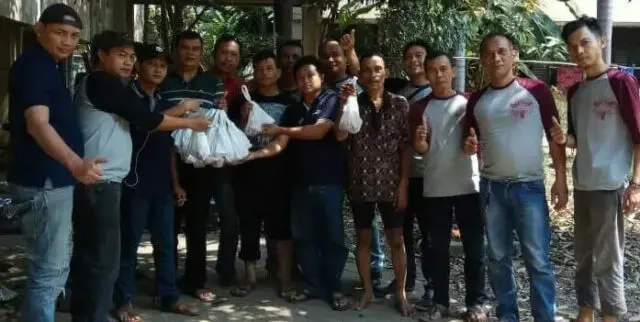 Jurnalis Tangerang Raya Bagikan Daging Qurban Kepada Warga Sekitar