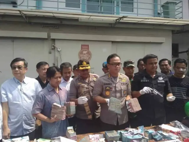 Kurang Dari 24 Jam, 7 Prampok RPH Karawaci Berhasil Ditangkap Dua Dari Pelaku Ditembak Mati Kurang Dari 24 Jam, 7 Prampok RPH Karawaci Berhasil Ditangkap Dua Dari Pelaku Ditembak Mati