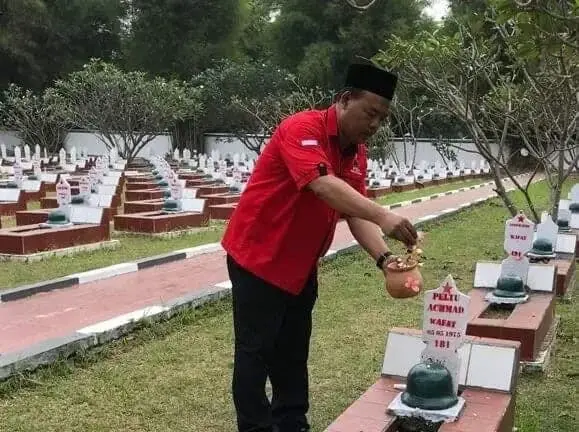 Nanang Kurniawan Tabur Bunga di Makam Pahlawan Ciceri, Serang Nanang Kurniawan Tabur Bunga di Makam Pahlawan Ciceri, Serang