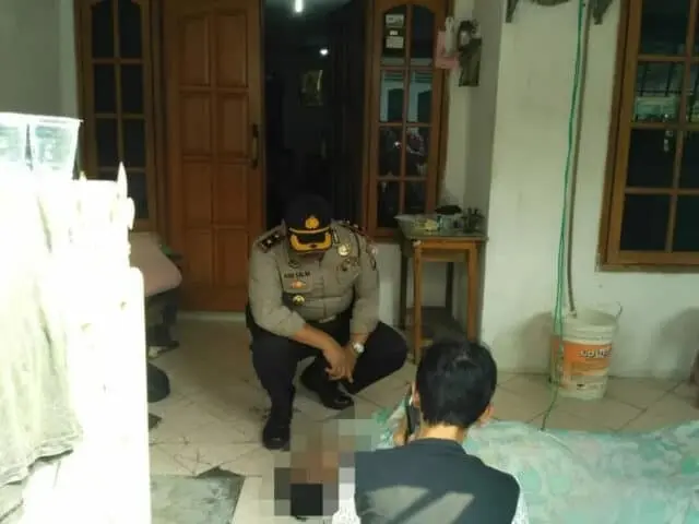 Kapolsek Karawaci Evakuasi Mayat Seorang Pria Dari Gantung Diri Di Depan Teras Rumahnya Kapolsek Karawaci Evakuasi Mayat Seorang Pria Dari Gantung Diri Di Depan Teras Rumahnya